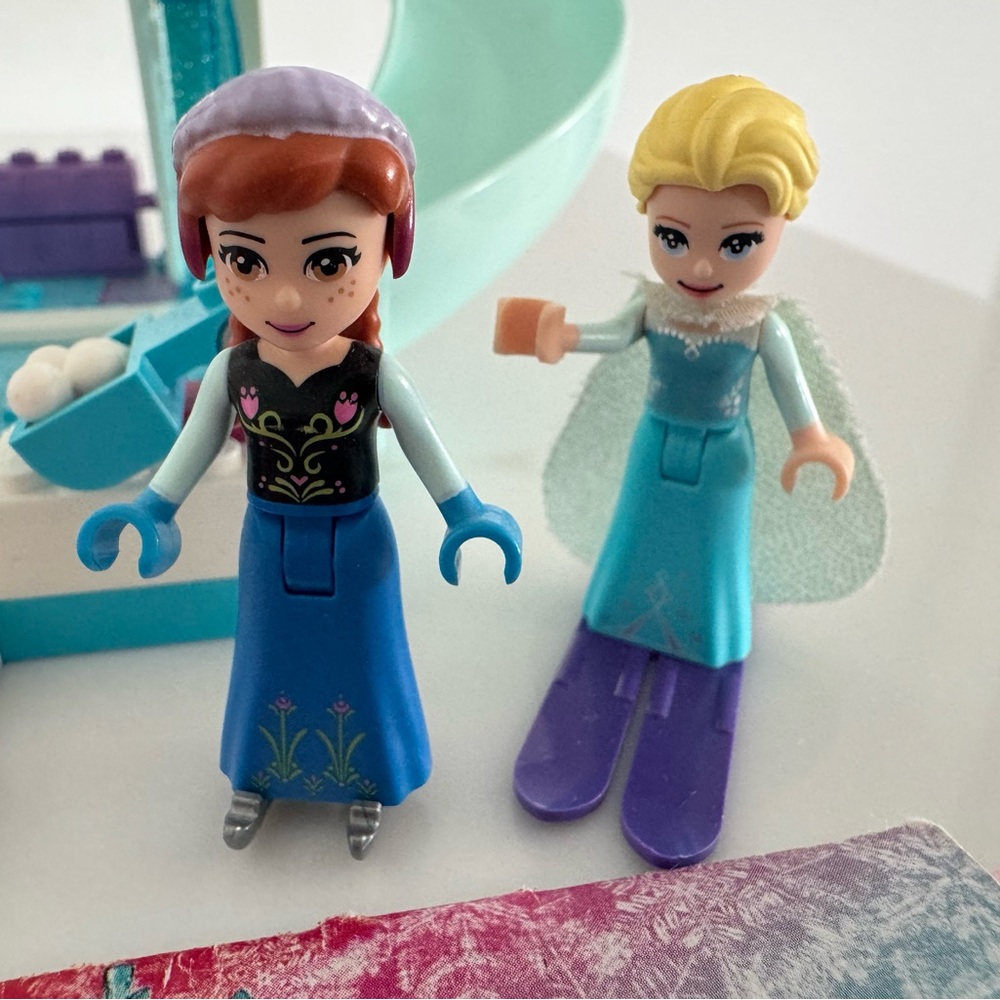LEGO JUNIORS - 2 sets - Disney Elsa’s Frozen Playground and Belle’s Story Time - Picture 4 of 7